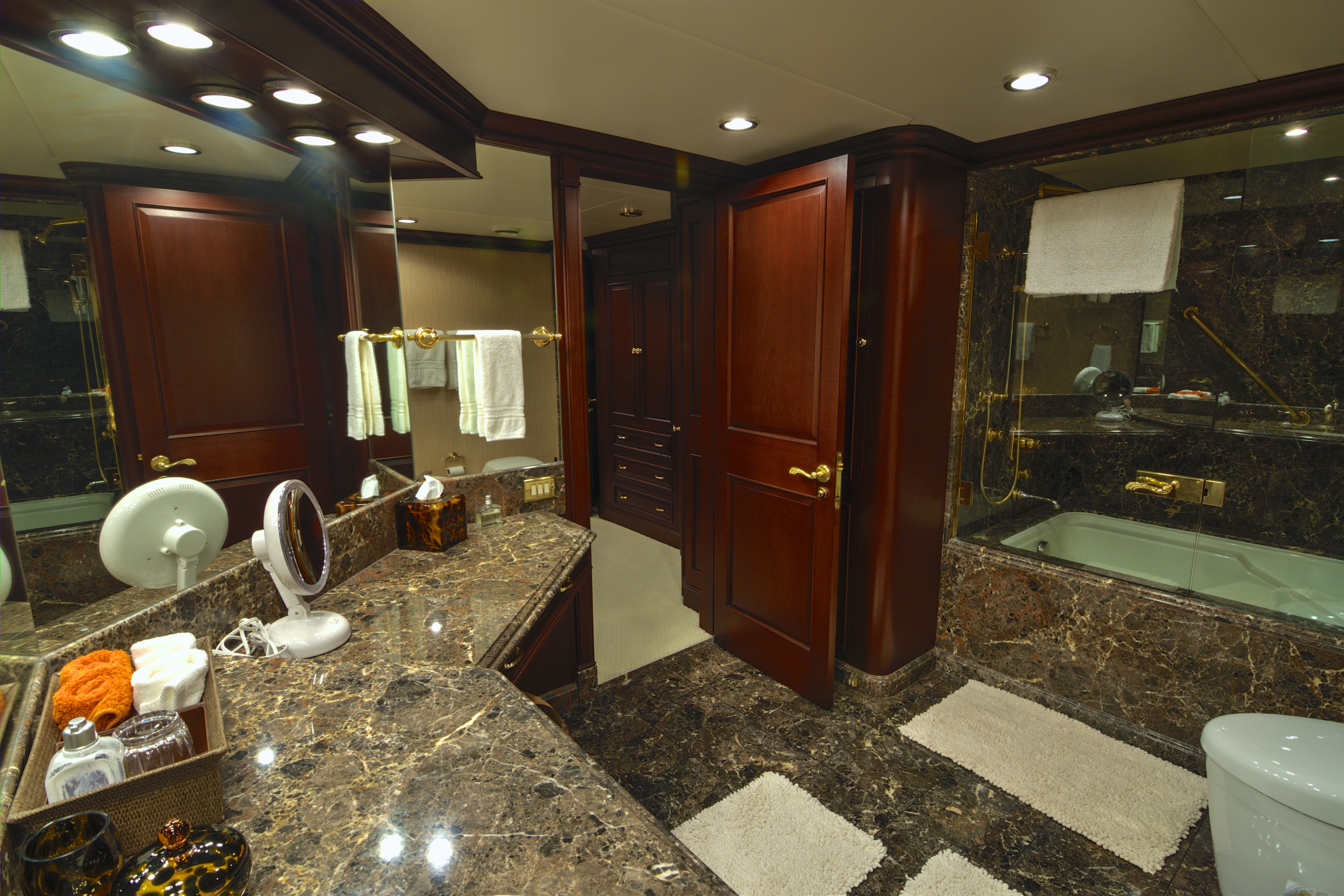 guest stateroom Starboard Fwd Bath
